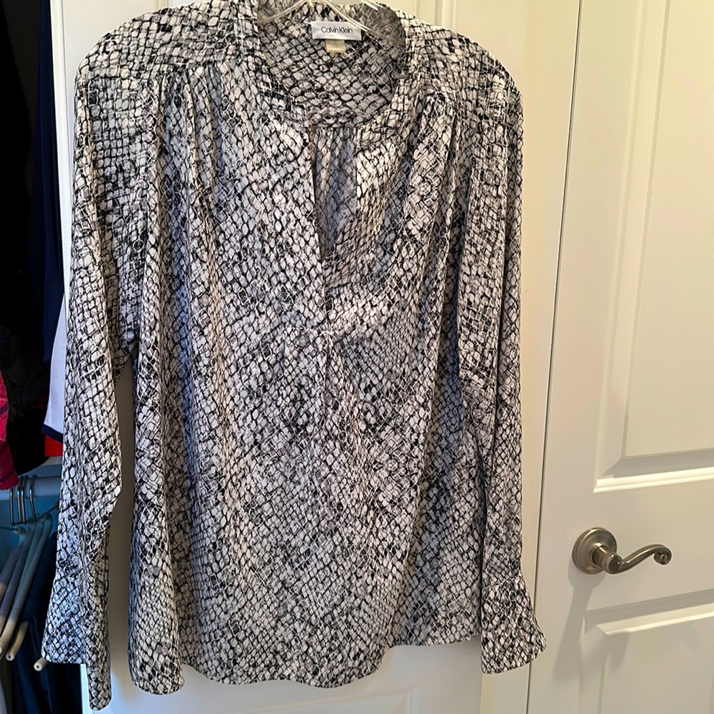 Black/gray/white patterned CK blouse